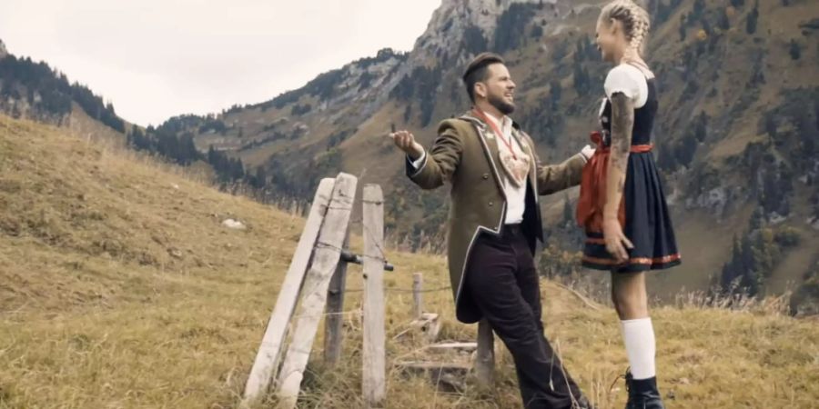 Geissepeter und sein Heidi verstehen sich nicht: Trauffers neuer Clip eckt bei Gülsha an.