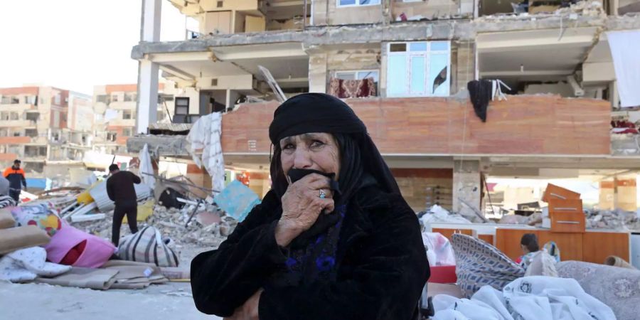 Eine Frau nach dem Beben vor knapp drei Wochen in Sarpol-e-Zahab, Iran.