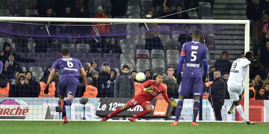 Mario Balotelli verlädt Toulouse-Goalie Lafont