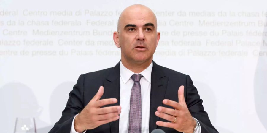 Bundespräsident Alain Berset, Vorsteher des Eidgenössischen Departements des Innern (EDI), spricht vor den Medien in Bern.