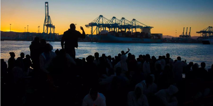 Aus Seenot gerettete Migranten bereiten sich darauf vor, die Nacht auf einem Schiff des spanischen Seerettungsdienstes zu verbringen.