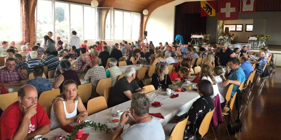 Die Aula der Schulanlage Chrümig in Wimmis ist an der traditionellen 1. August-Feier der Gemeinde praktisch bis auf den letzten Platz besetzt.