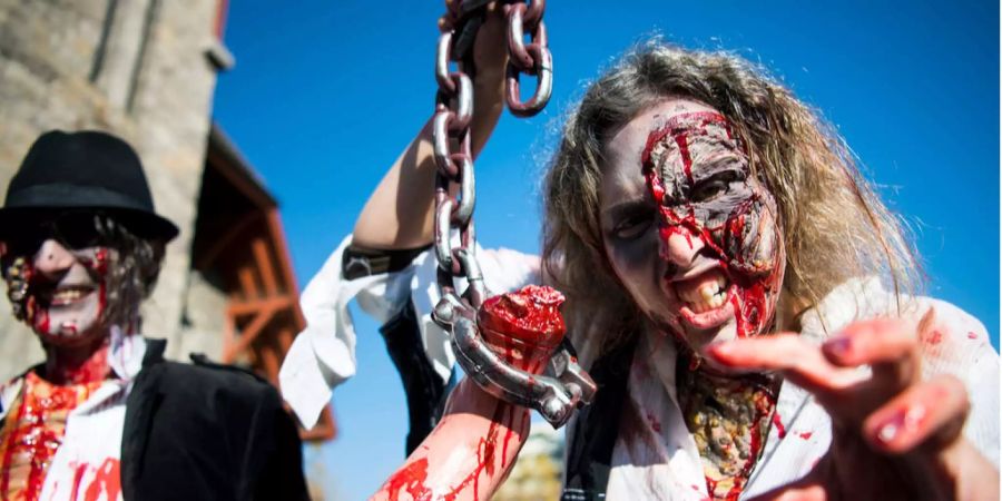 Zombie-Paraden erfreuen sich überall auf der Welt grosser Beliebtheit auch in der Schweiz, wie hier 2016 in Monthey VS. In der russischen Stadt Perm wurde der geplante Event nun abgesagt, da sich Vertreter der russisch-orthodoxen Kirche beschwerten.