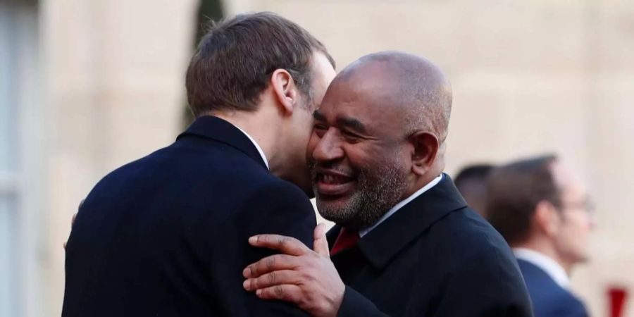 Der Präsident der Komoren Azali Assoumani wird vom französischen Präsidenten Emmanuel Macron in Paris empfangen. (Archivbild)