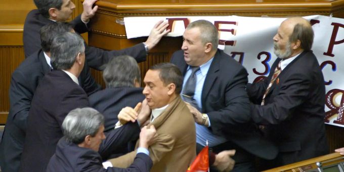 Gerangel um Martynenko: Der ehemalige ukrainische Spitzenpolitiker (Brauner Anzug) ist vor Gericht abgeblitzt. (Symbolbild) Gerangel um Martynenko: Der ehemalige ukrainische Spitzenpolitiker (Brauner Anzug) ist vor Gericht abgeblitzt. (Symbolbild)