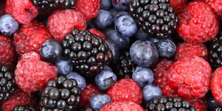 Himbeeren, Brombeeren oder Blaubeeren – sie alle sind süss, ohne allzu viel Zucker zu haben.