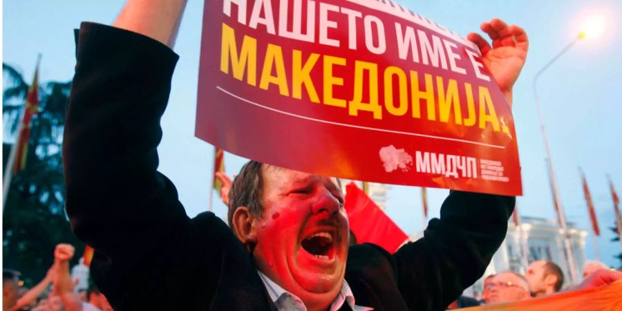 Ein Demonstrant hält ein Schild mit dem Slogan «Unser Name ist Mazedonien» hoch.