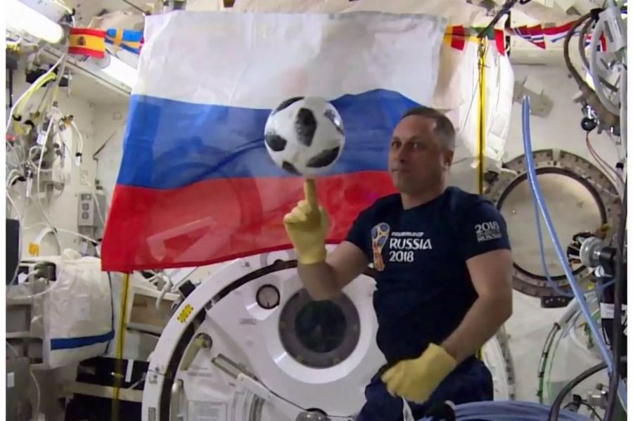 Kosmonaut Anton Schkaplerow präsentiert stolz den WM-Ball fürs Eröffnungsspiel.