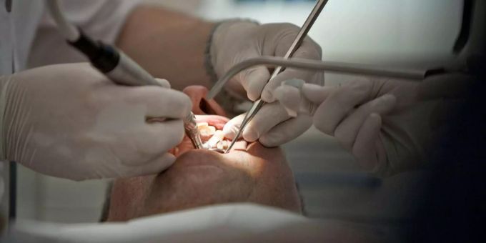 Ein Patient unterzieht sich beim Zahnarzt einer Behandlung. zahnarzt