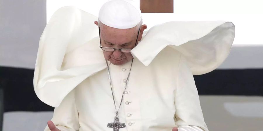 Papst Franziskus blickt mit seinem Kopf nach unten.