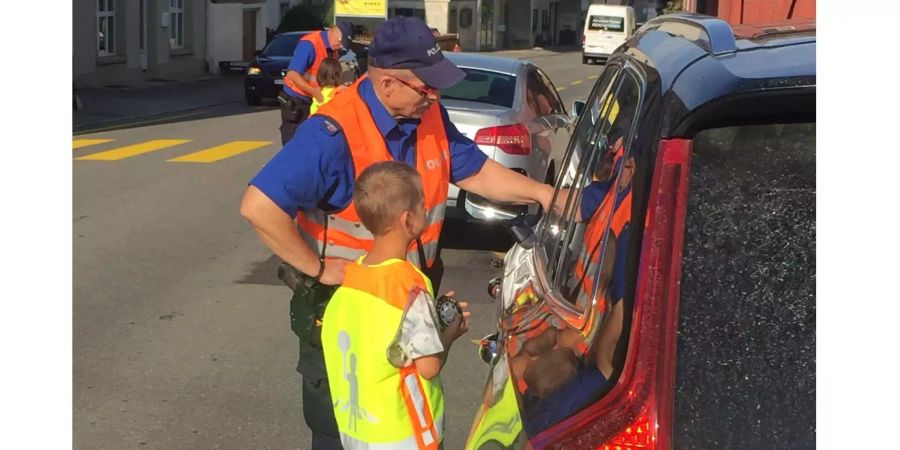 Bei der Sicherheitsaktion der Kantonspolizei Schaffhausen helfen die Schulklassen tatkräftig mit.