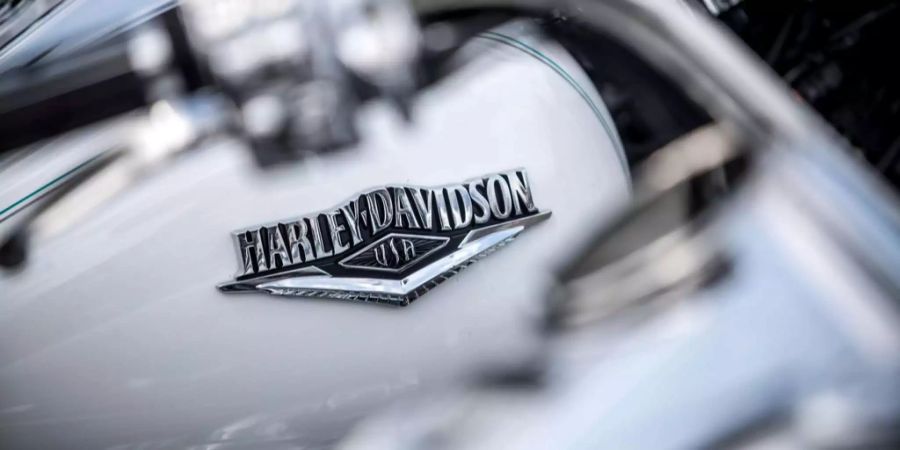 Der Schriftzug «Harley» auf einem Motorrad.