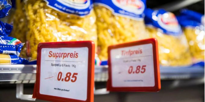 In den Caritas-Märkten dürfen nur Armutsbetroffene einkaufen. In den Caritas-Märkten dürfen nur Armutsbetroffene einkaufen.