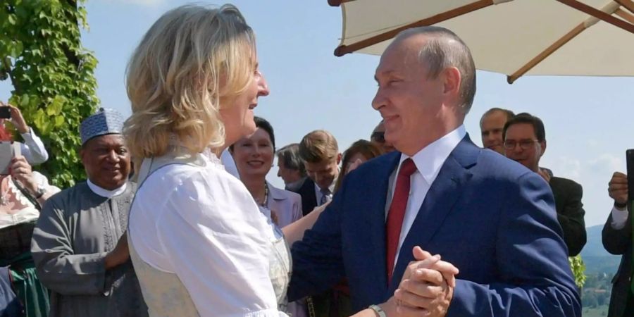 Karin Kneissl, Aussenministerin von Österreich, tanzt mit Wladimir Putin, Präsident von Russland im Gasthaus Tscheppe in Meseberg (Ö) auf ihrer Hochzeit.