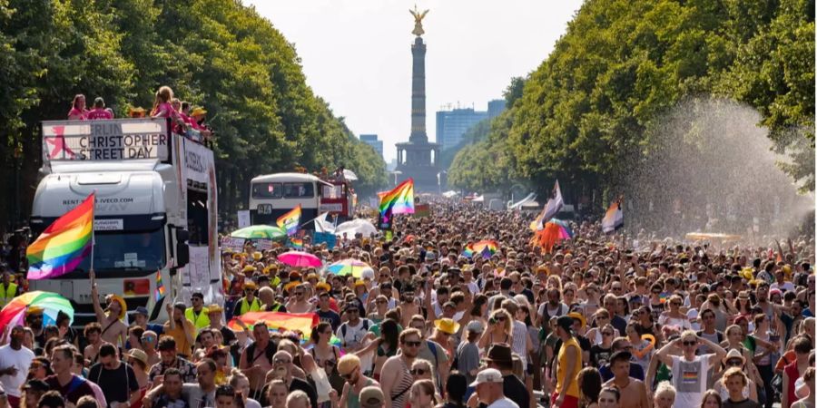 Die Teilnehmer des 40. Christopher Street Day (CSD) ziehen feiernd durch die Stadt Berlin.