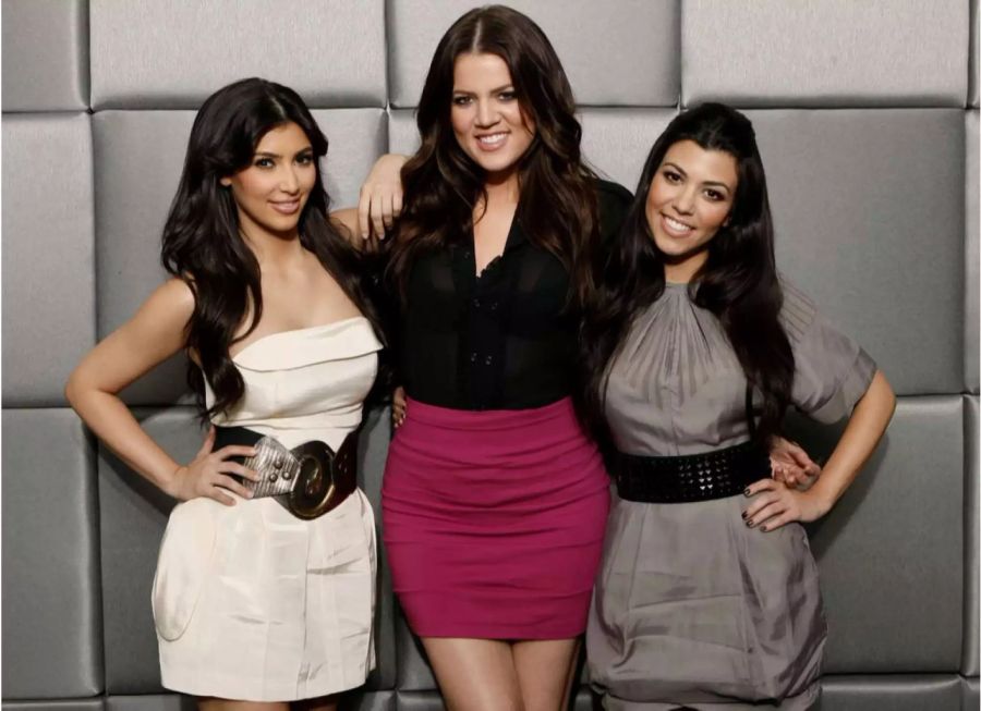 Kim Kardashian (links) hetzt ihre beiden Schwestern Khloe (Mitte) und Kourtney (rechts) gegen Kylie Jenner aus.