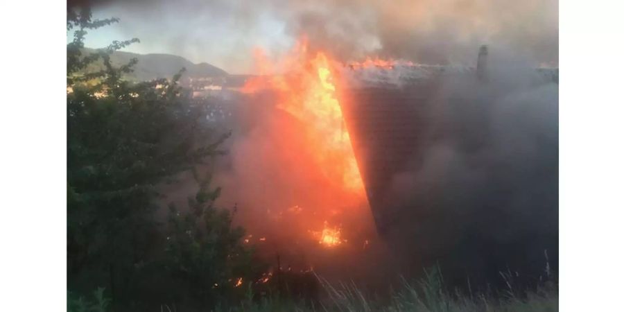 Das Haus stand bis zum Eintreffen der Feuerwehr im Vollbrand.