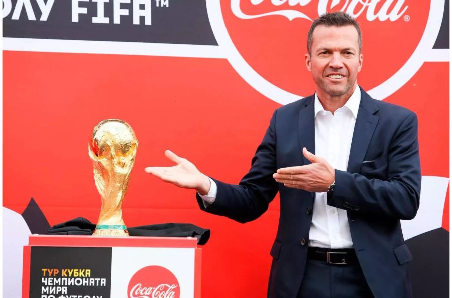 Lothar Matthäus präsentiert den WM-Pokal, der für Deutschland Geschichte ist.