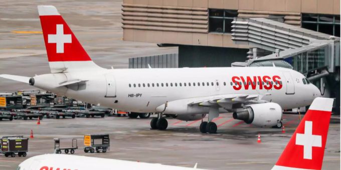 Flugzeuge von Swiss Airlines stehen am Gate am Flughafen Zürich Kloten. swiss