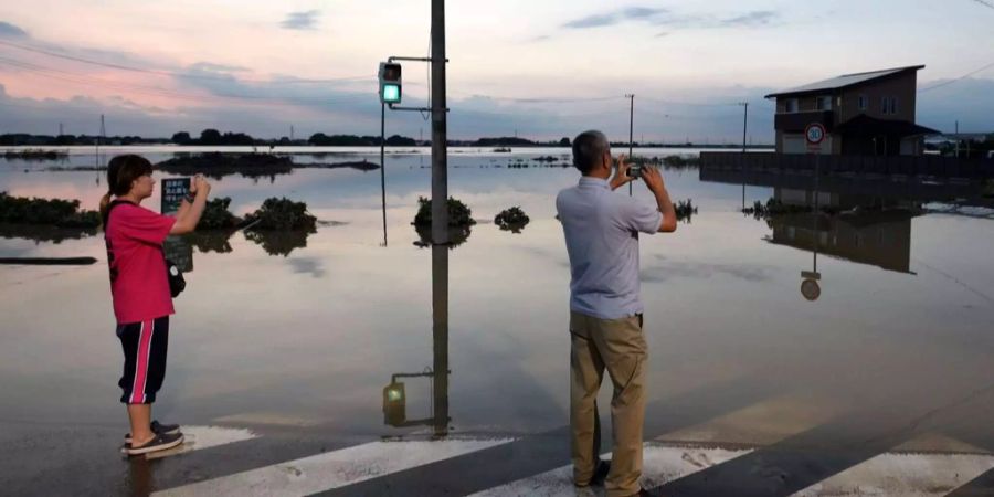 In Japan fliehen Hunderte Menschen von der südlichen Insel Kyushu ins Landesinnere.