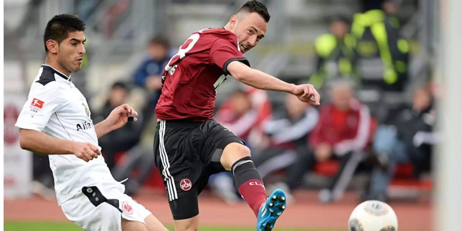 Carlos Zambrano (damals bei Eintracht Frankfurt) im Zweikampf mit Josip Drmic (damals noch Nürnberg)