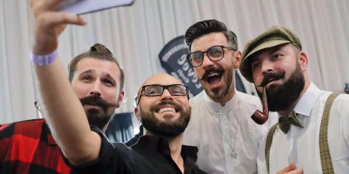 Männer posieren gemeinsam für ein Selfie. Männer posieren gemeinsam für ein Selfie.