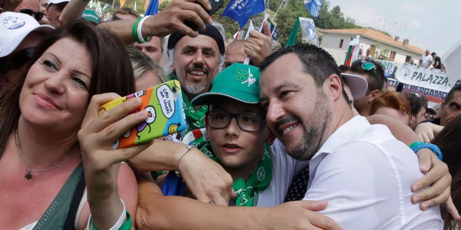 Italiens Innenminister Matteo Salvini posiert im Juli für ein Foto mit Fans in Pontida, Italien.