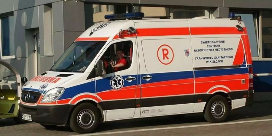 Ein Fahrzeug der polnischen Ambulanz im Einsatz. (Symbolbild)