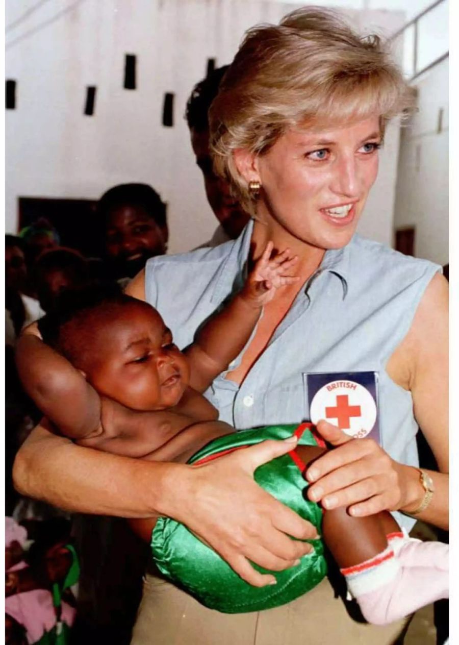 Diana, Prinzessin von Wales, hält 1997 in einem Krankenhaus in Luanda (Angola) ein Baby in den Armen.