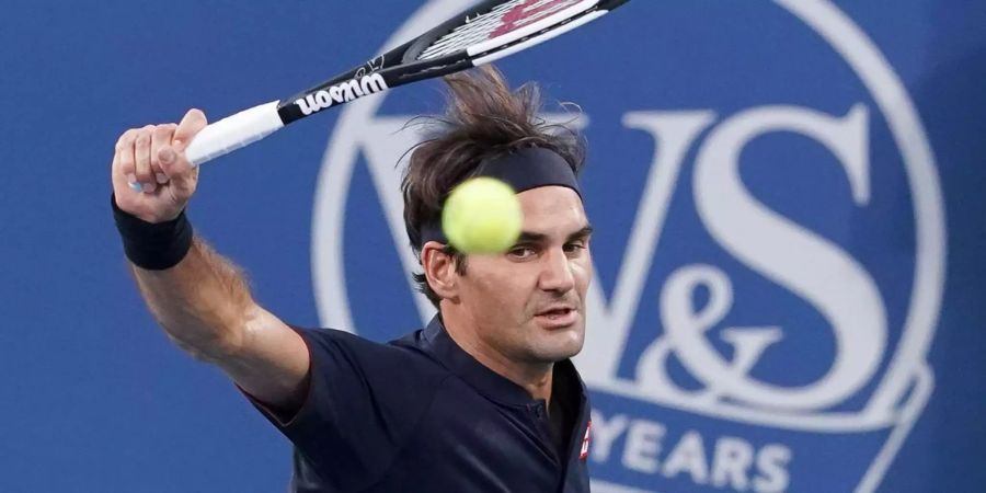 Roger Federer retourniert im Spiel gegen David Goffin.