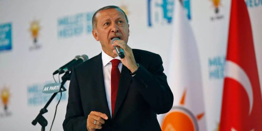 Recep Tayyip Erdogan, Staatspräsident der Türkei, hält eine Rede beim Kongress seiner Partei (AKP).