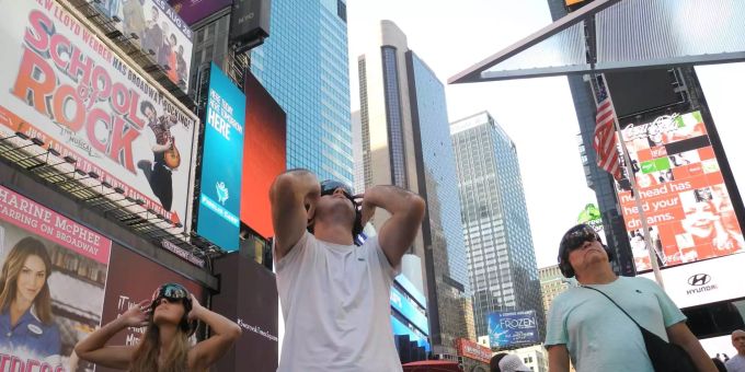 Mit Virtual-Reality-Brillen sehen die Besucher fliegende Schiffe am New Yorker Stadthimmel. Mit Virtual-Reality-Brillen sehen die Besucher fliegende Schiffe am New Yorker Stadthimmel.