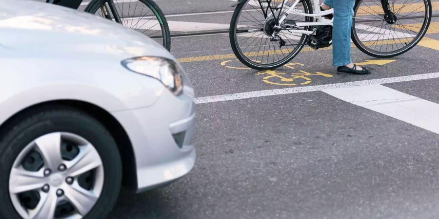 Ein Streifer reichte, und der Velofahrer geriet gefährlich aus dem Gleichgewicht. (Symbolbild)