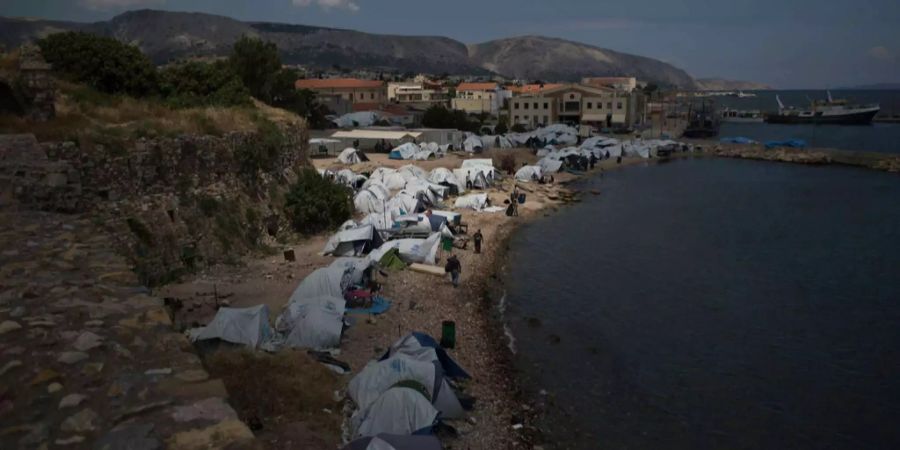 Flüchtlingsunterkunft in Zelten am griechischen Strand (Symbolbild).