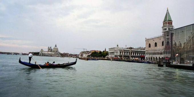 Eine Gondel fährt am 16. Juni 2003 auf dem Canale di San Marco in Venedig. Eine Gondel fährt am 16. Juni 2003 auf dem Canale di San Marco in Venedig.