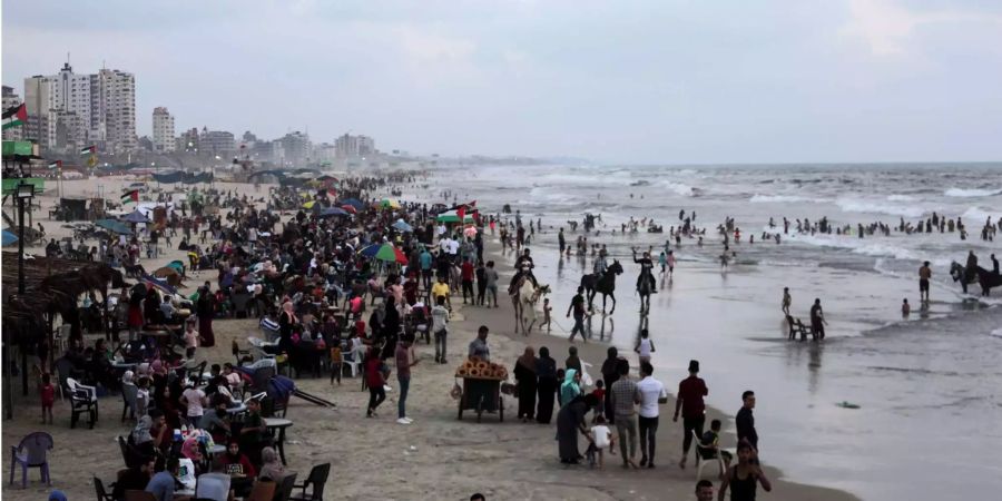 Menschen am Strand nahe von Gaza-City.