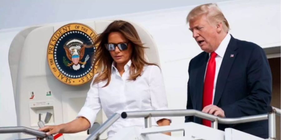 Melania und Donald Trump steigen aus dem Flugzeug aus. Die beiden sind nicht immer einer Meinung. (Symbolbild)