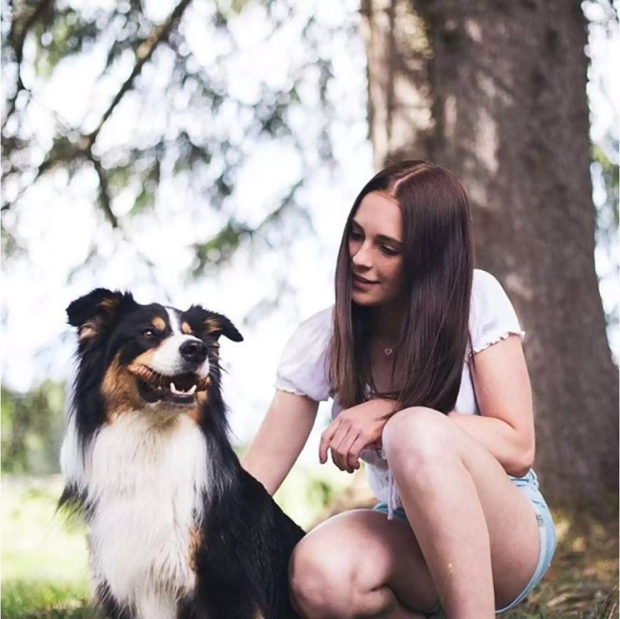 Luna Schmid mit Hund Loui im Wald von Parpan GR.