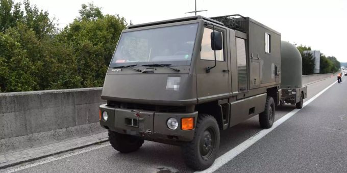 Drei Verletzte - Militärfahrzeug kippt in die Reuss bei Bremgarten AG