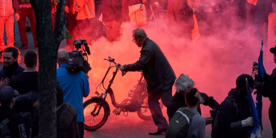 Auf den Strassen toben Demonstrationen.