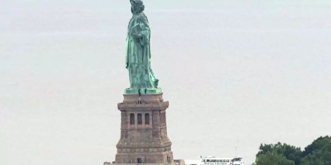 Protestaktion gegen die Immigrationspolitik von Donald Trump: Eine Frau klettert auf den Sockel der Freiheitsstatue Protestaktion gegen die Immigrationspolitik von Donald Trump: Eine Frau klettert auf den Sockel der Freiheitsstatue