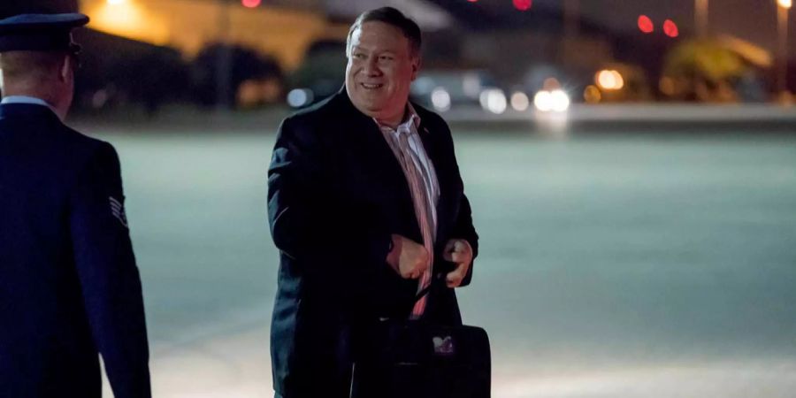 Pompeo besteigt das Flugzeug, um via Alaska nach Nordkorea zu gelangen.