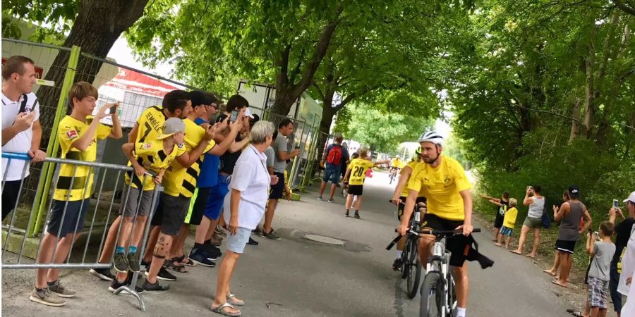 Die BVB-Spieler fahren mit dem Rad ins Training auf dem Fussballplatz in Bad Ragaz.