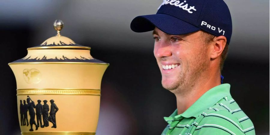 Justin Thomas hält nach dem gewonnenen Turnier den Pokal.