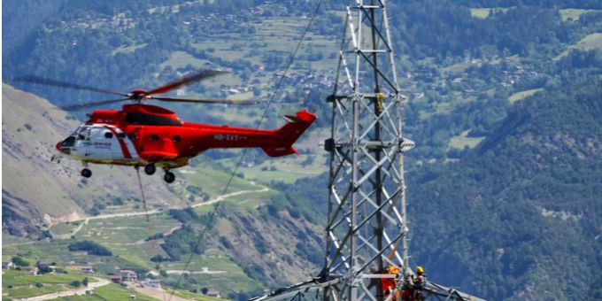 Ein Transport-Helikopter im Einsatz. Ein Transport-Helikopter im Einsatz.