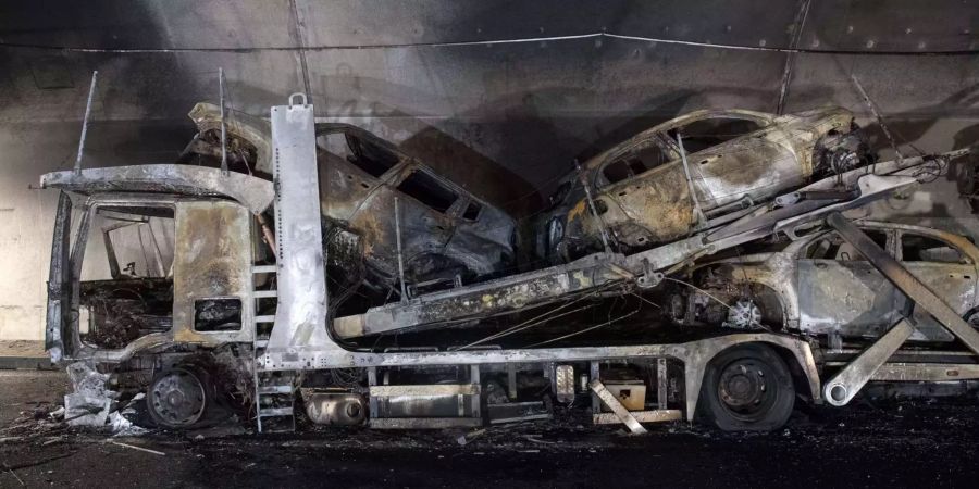 Ein ausgebrannter Autotransporter steht im Autobahntunnel Piottino, am Dienstag bei Quinto TI. Im Piottino-Tunnel ist am Dienstagmorgen ein Lastwagen in Brand geraten.