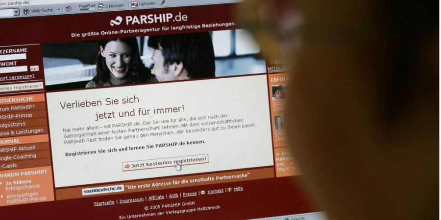 Eine Frau schaut sich im Internet die Partnerbörse «Parship» an.