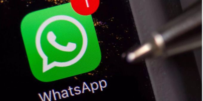 Das WhatsApp-Logo auf einem Smartphone. WhatsApp Fehler