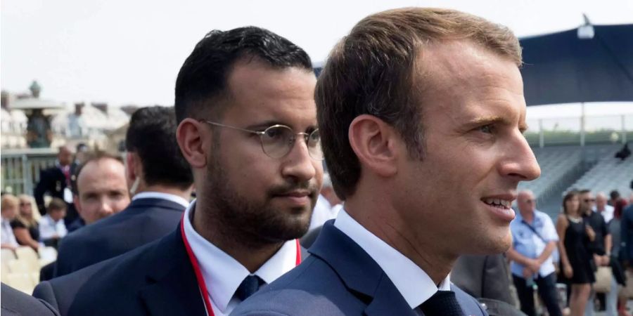 Alexandre Benalla (links) neben Emmanuel Macron.