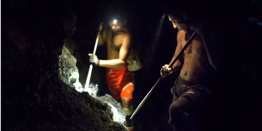 Mindestens 27 Personen werden nach einem Erdrutsch in einer Jademine in Myanmar vermisst. Laut eines Abgeordneten der myanmarischen Regierungspartei sind sich vermutlich tot.